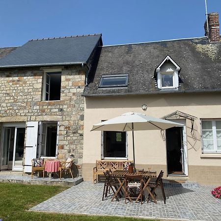 Entire Farm House Stay, La Gerouardiere Barenton Exterior foto