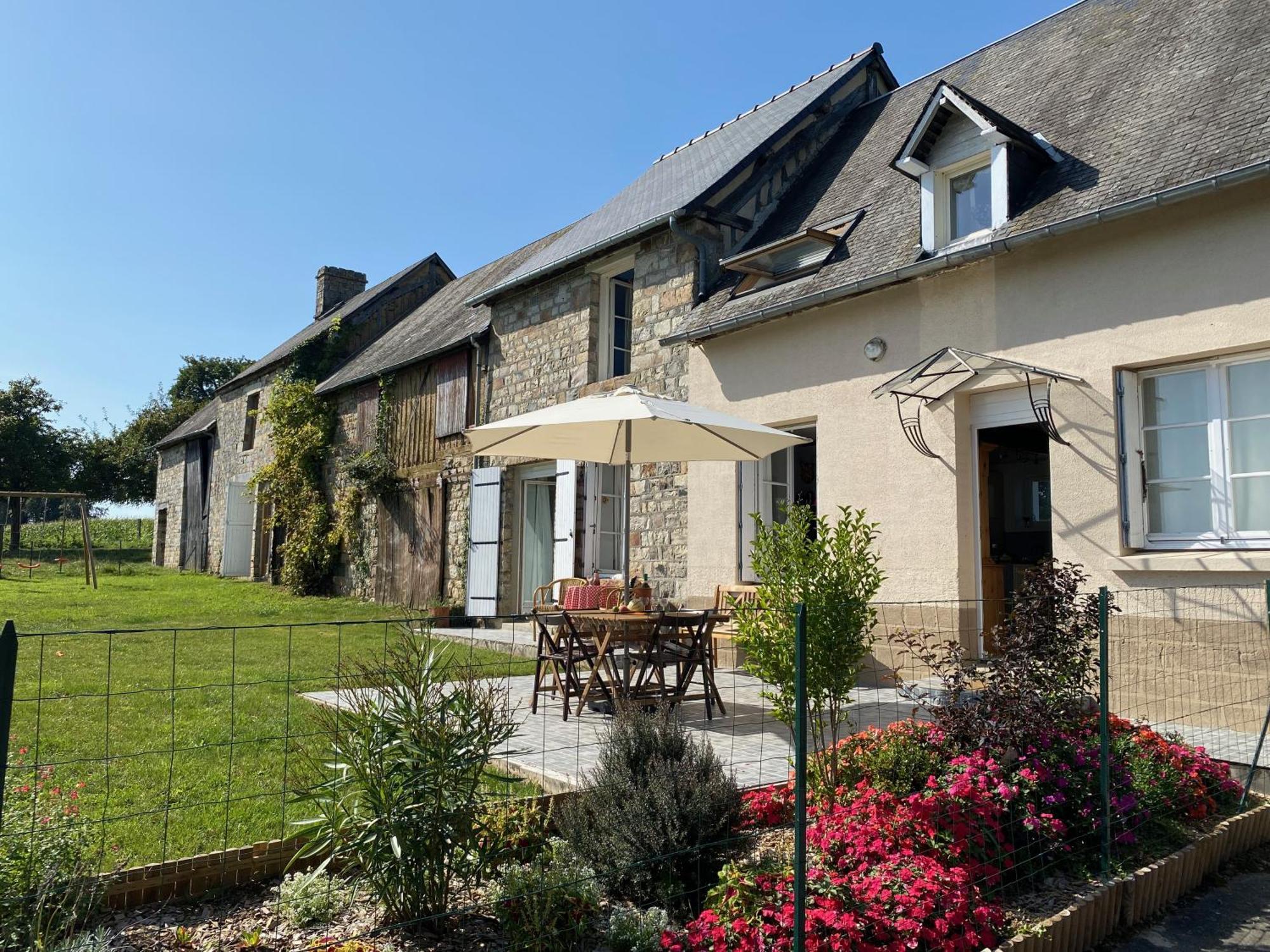 Entire Farm House Stay, La Gerouardiere Barenton Exterior foto
